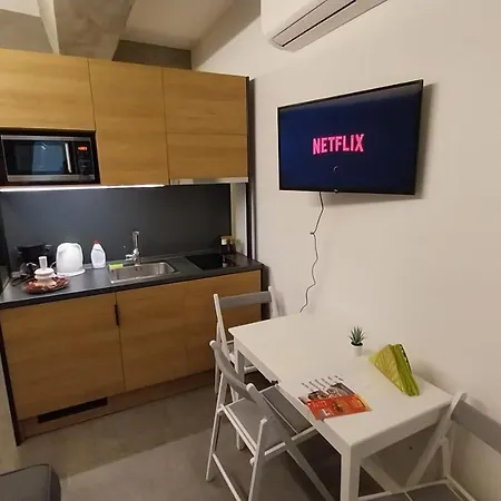 Peaceful Basement With Terrace & Free Gym Διαμέρισμα *