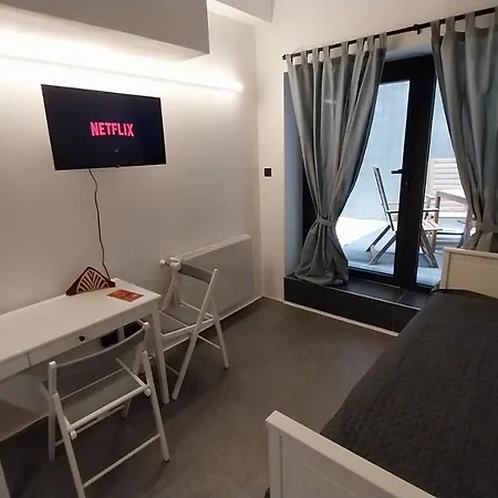 Peaceful Basement With Terrace & Free Gym Apartment Budapest