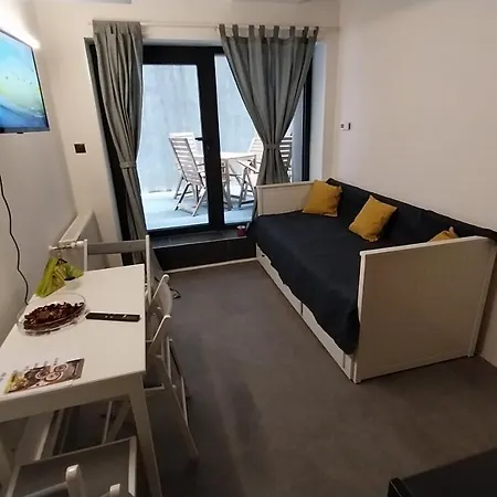 Peaceful Basement With Terrace & Free Gym Apartment Budapest