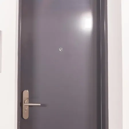 Peaceful Basement With Terrace & Free Gym Apartment Budapest